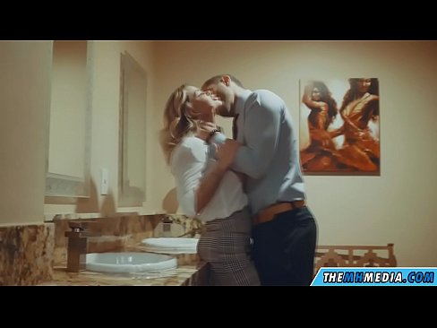 ❤️ Cando unha loura tetona seduce nun baño público Porno de calidade a nós gl.tube-sexer-com.ru